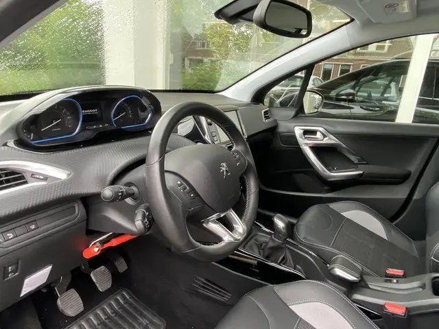 Peugeot 2008 1.2T 110pk Allure 2018 Benzine 9