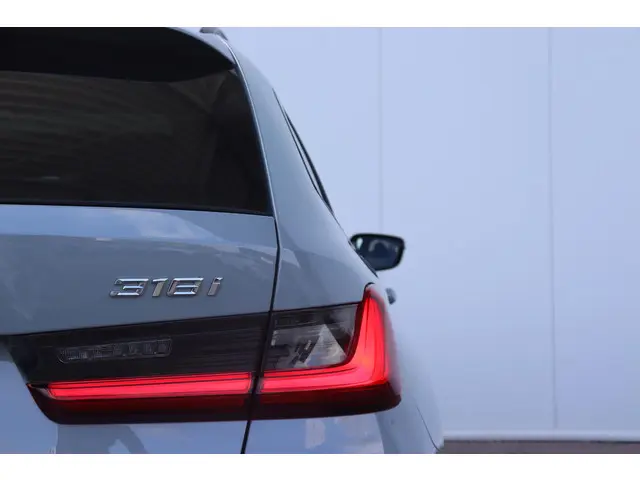 BMW 3 Serie Touring 318i 2024 Benzine 8