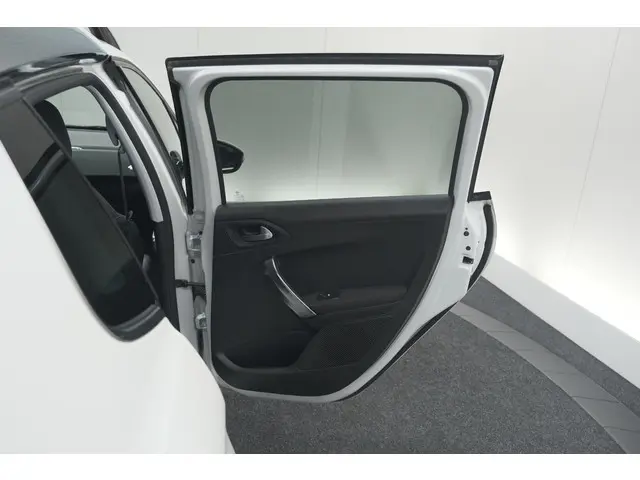 Peugeot 2008 PureTech 130 Allure 2019 Benzine 61