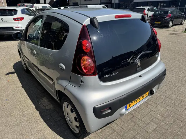 Peugeot 107 1.0 Envy 2013 Benzine 6