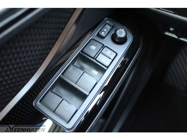 Toyota C-HR 1.8 Hybrid Dynamic 2023 Hybride Benzine 16