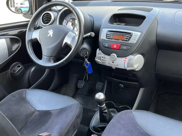 Peugeot 107 1.0 Black & Silver 2013 Benzine 32