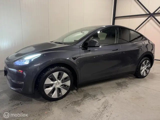 Tesla Model Y 2