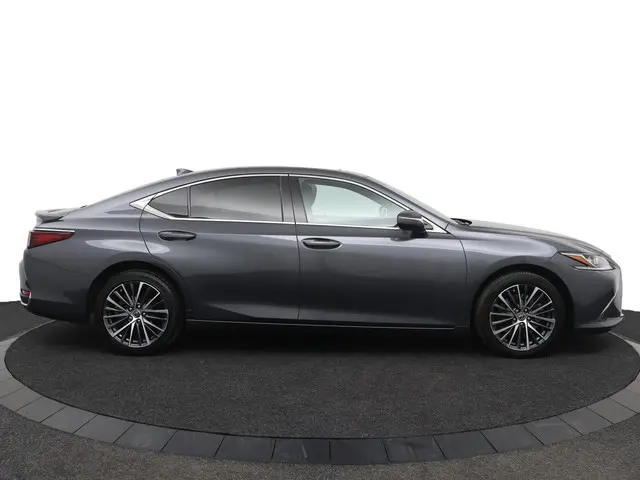 Lexus ES 300h Business Line 2023 Hybride Benzine 13