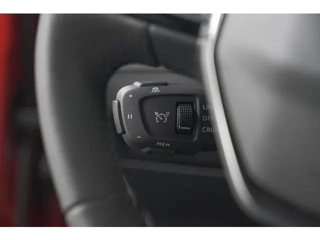 Peugeot 2008 1.2 Hybrid 145 Allure 2025 Hybride Benzine 41