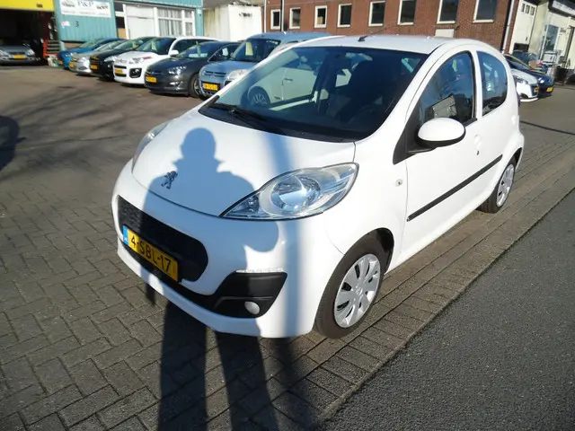 Peugeot 107 airco apk 11.26 1.0 Active NAP 2013 Benzine
