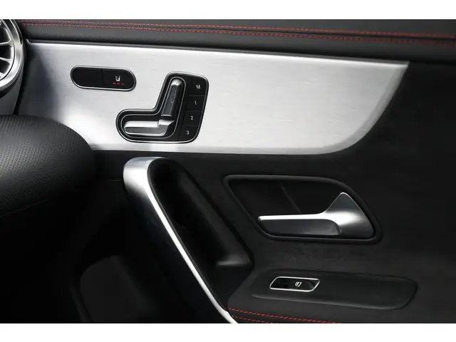 Mercedes-Benz CLA 200 164PK AMG Night Aut. 2020 Benzine 32