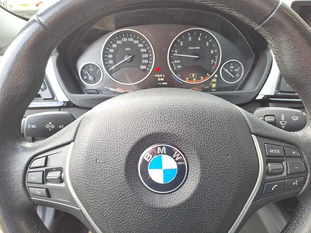 BMW 3 Serie 320i High Executive 2012 Benzine 8