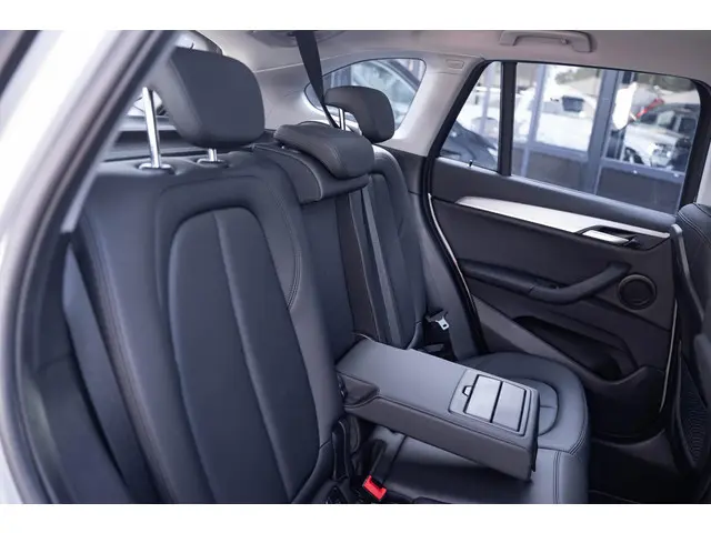 BMW X1 sDrive18i Sport Line 2021 Benzine 36
