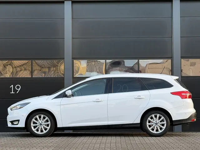 Ford Focus 1.0 Titanium Navi Clima PDC 2018 Benzine 6