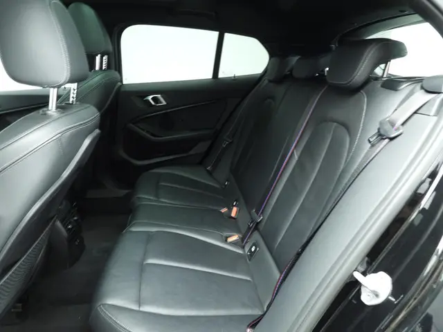 BMW 1 Serie 5-deurs 118i 2021 Benzine 8