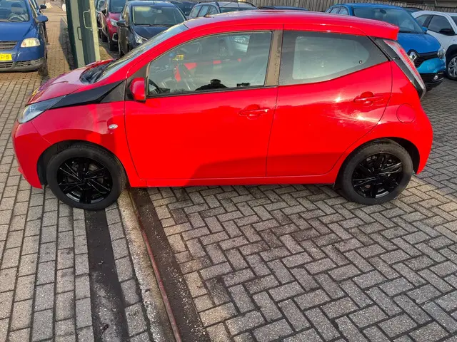 Toyota Aygo 1.0 VVT-i x-wave 2016 Benzine 2