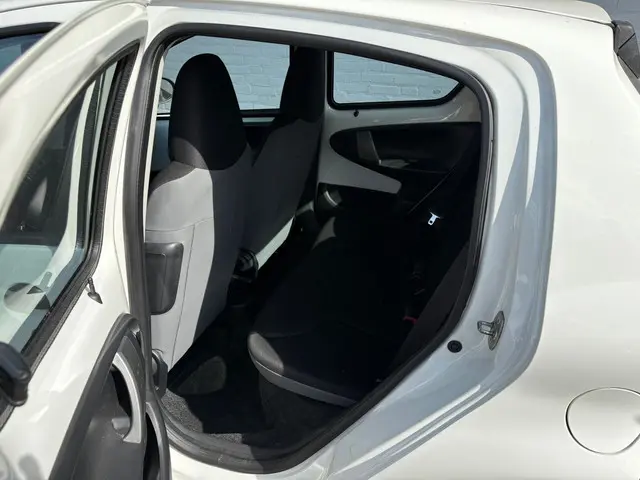 Toyota Aygo 1.0 VVT-i Now 2013 Benzine 13