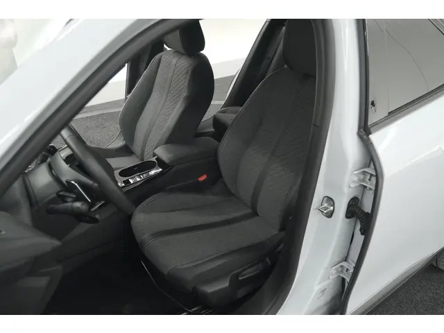Peugeot 2008 PureTech 130 EAT8 Allure 2024 Benzine 26