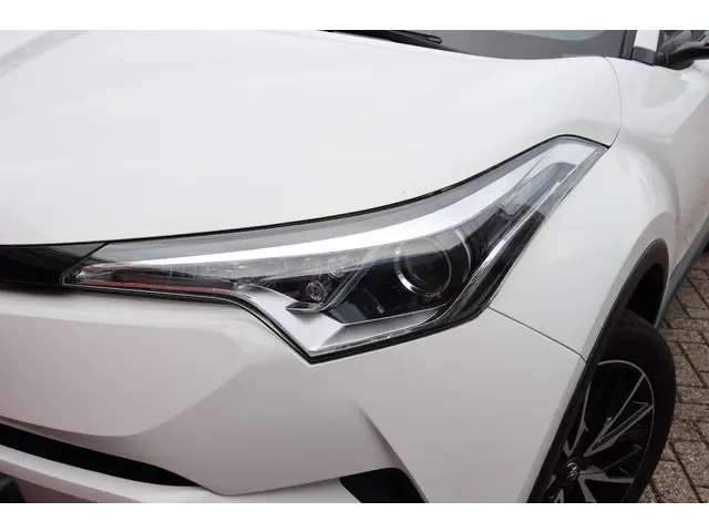 Toyota C-HR 1.2 Turbo Urban 2018 Benzine 25