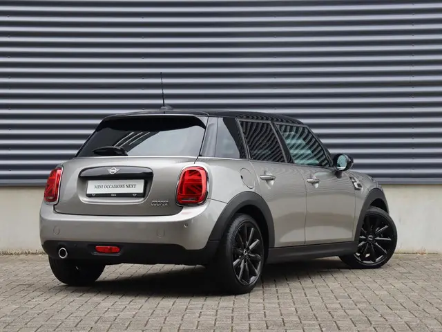 MINI 5-Deurs Cooper 2020 Benzine 2