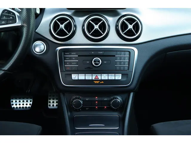 Mercedes-Benz GLA 200 Premium Plus 2018 Benzine 34