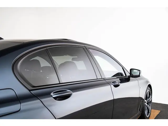 BMW 7 Serie 750i xDrive High Executive 2018 Benzine 42