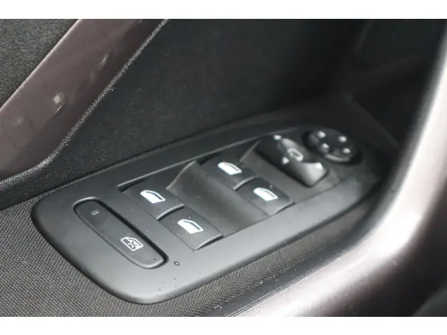 Peugeot 2008 1.2 VTi Allure 2013 Benzine 32