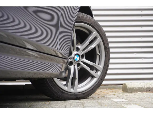 BMW 3 Serie Touring 320i 2018 Benzine 9