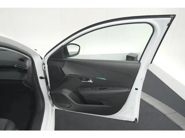 Peugeot 208 PureTech 100 Allure 2022 Benzine 57