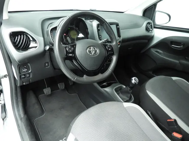 Toyota Aygo 1.0 VVT-i x-play 2022 Benzine 6