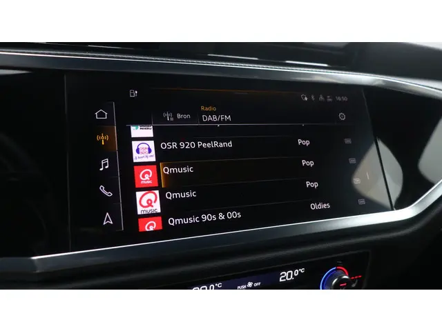 Audi Q3 45 TFSI e S edition 2025 Hybride Benzine 16