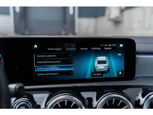 Mercedes-Benz CLA 200 Premium Plus 2020 Benzine 55