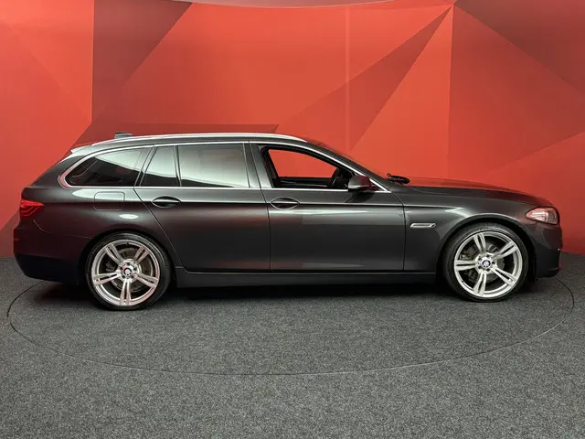 BMW 5 Serie Touring 520i Luxury Edition 2014 Benzine 16