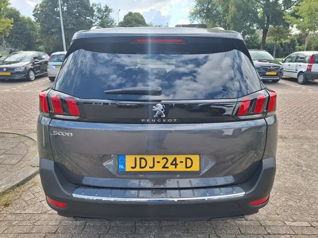 Peugeot 5008 1.2 PureTech Allure 7 persoons 2023 Benzine 6
