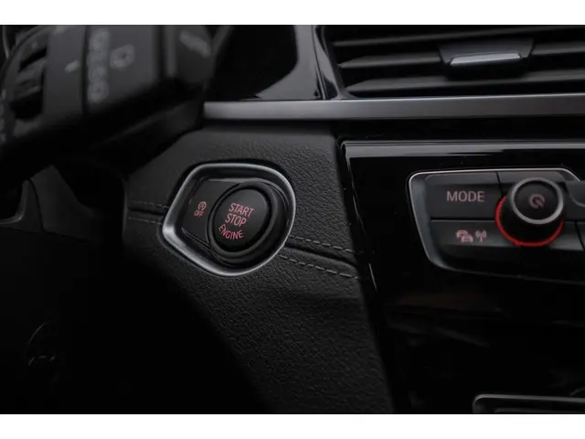 BMW X2 SDrive18i High Executive|Navi|Camera|18'' 2023 Benzine 24