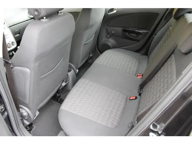 Opel Corsa 1.4-16V Design Edition 2013 Benzine 12