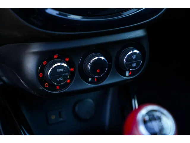 Opel ADAM 1.0 Turbo Rocks 2015 Benzine 16