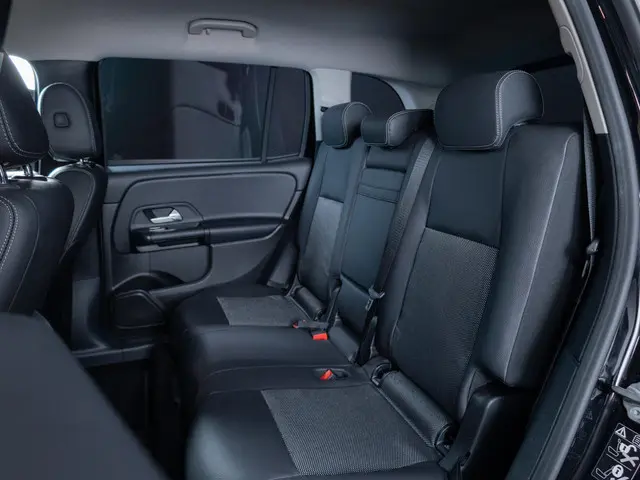 Mercedes-Benz GLB 200 Business Solution 2020 Benzine 8