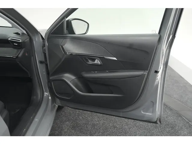 Peugeot 208 PureTech 100 Allure 2024 Benzine 68