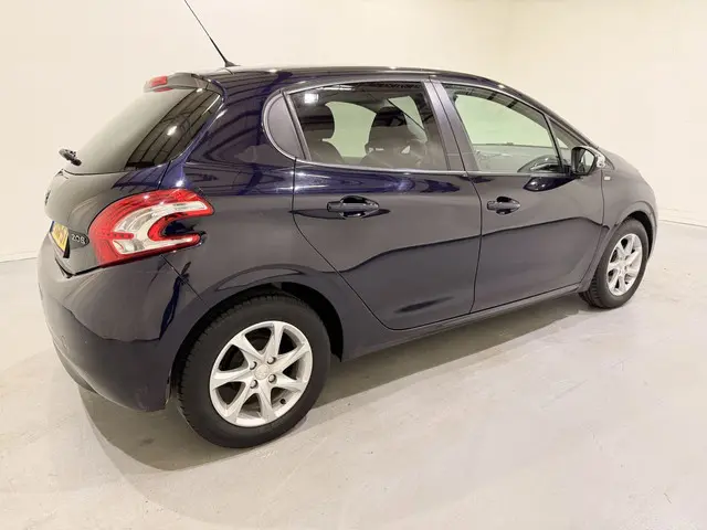 Peugeot 208 HB 1.2 VTi Style Navi/Clima 2014 Benzine 32