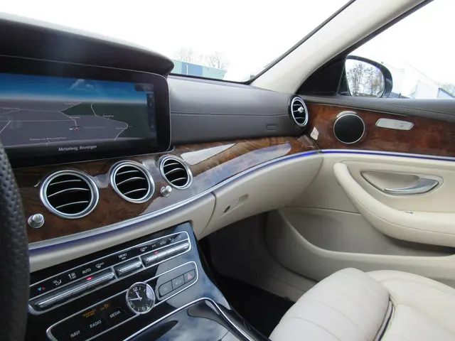 Mercedes-Benz E-Klasse 200 Ambition -- camera -- 2016 Benzine 9
