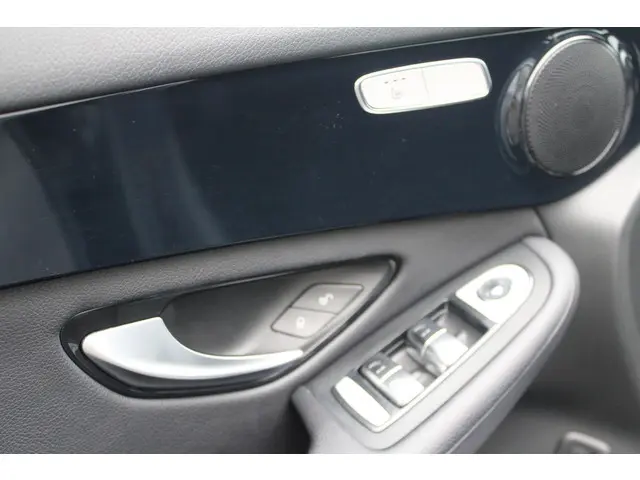 Mercedes-Benz GLC 250 4MATIC Business 2017 Benzine 33