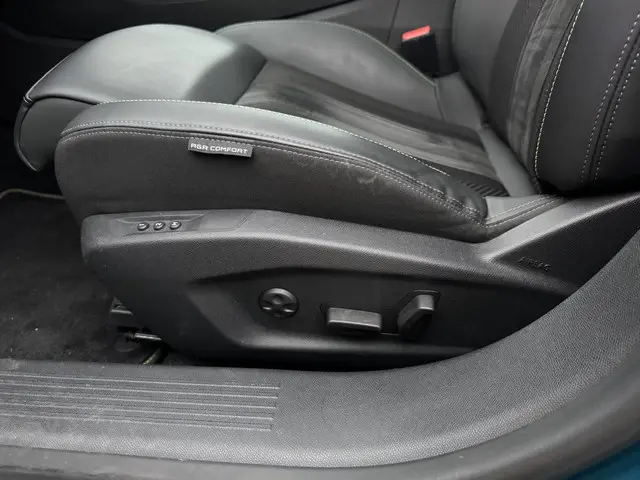 Peugeot 408 GT HYbrid 225 EAT8 2023 Hybride Benzine 18