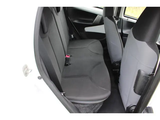 Toyota Aygo 1.0 VVT-i Now 5 Drs met Airco 2014 Benzine 12