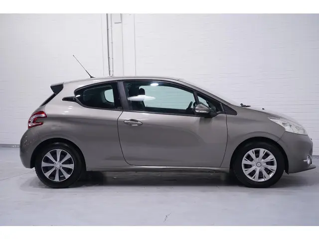 Peugeot 208 1.4 e-HDi Active 2013 Diesel 8