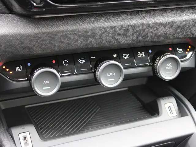 Citroën C4 HYBRID 145 BUSINESS 2025 Hybride Benzine 11