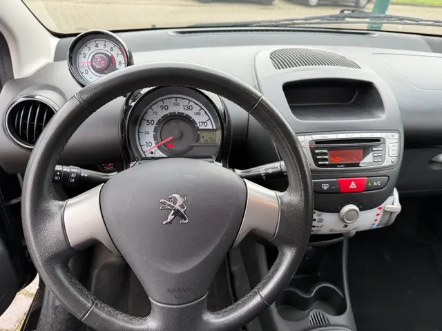 Peugeot 107 1.0 Envy 2013 Benzine 17
