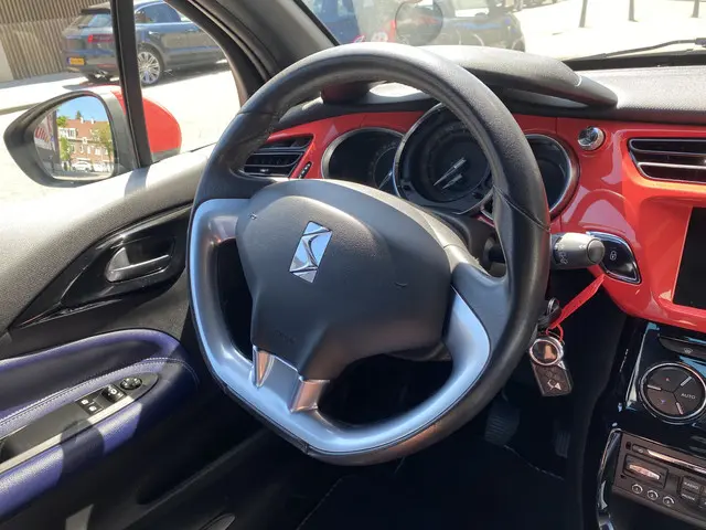 DS DS 3 1.2 PureTech Inès de la Fressange 2015 Benzine 11