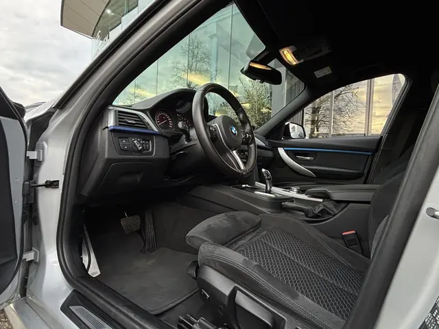 BMW 3 Serie 320i 2019 Benzine 18