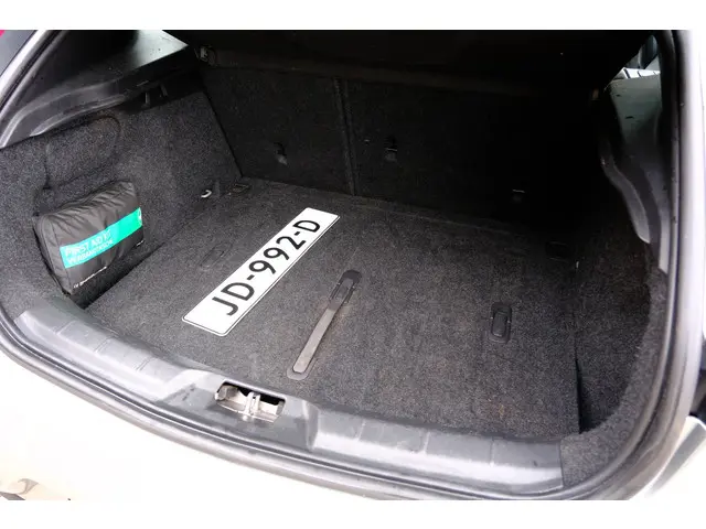 Volvo V40 2.0 T3 Nordic+ Pano|Xenon|Leder|Navi 2016 Benzine 11