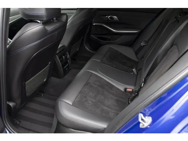 BMW 3 Serie 320i High Executive 2020 Benzine 36