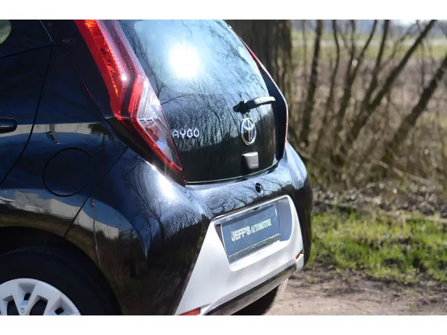 Toyota Aygo 1.0 VVT-i x-play 2021 Benzine 12