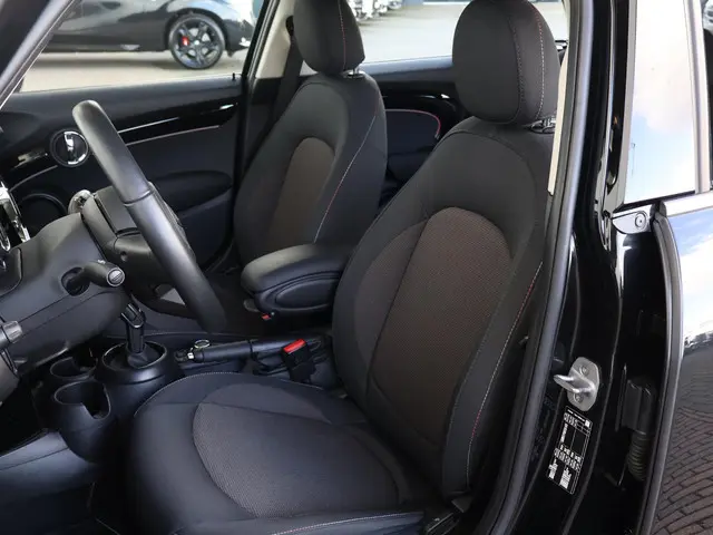 MINI Cooper Mini 1.5 Camden Edition 2023 Benzine 35