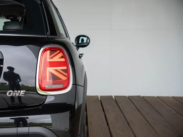 MINI 5-Deurs One Business Edition 2021 Benzine 18